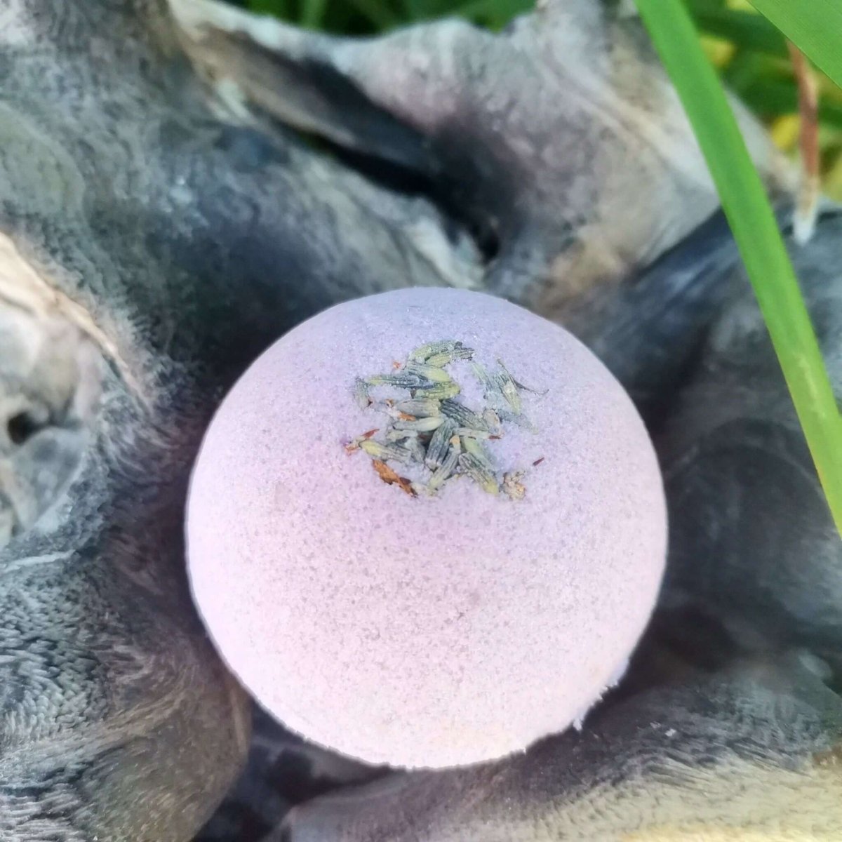 BATH BOMB: Lavender - JUSTBLiSS Naturals